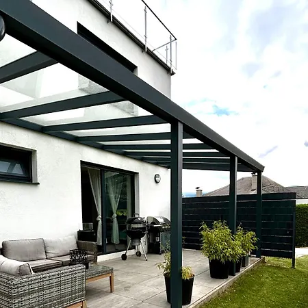 Schoene Mit Terrasse Und Parkplatz