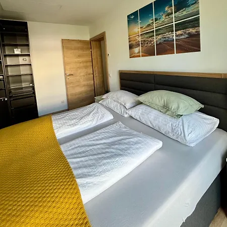 Schoene Mit Terrasse Und Parkplatz Apartment Velden am Woerthersee